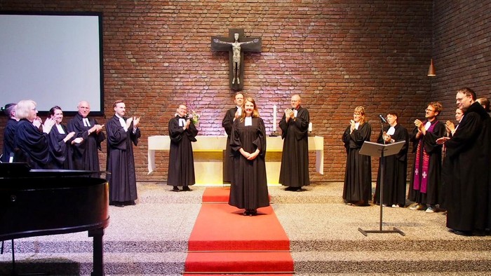 Pfarrerin Maria Hinsenkamp (vorne Mitte) ist Ende Juni in einem Gottesdienst in der Matthäuskirche von Superintendent Hennig Waskönig ordiniert worden.