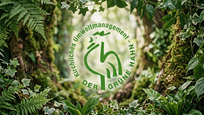 Grünes Logo für Umweltmanagement, eingerahmt von üppigem Blattwerk, das umweltfreundliche Initiativen betont.
