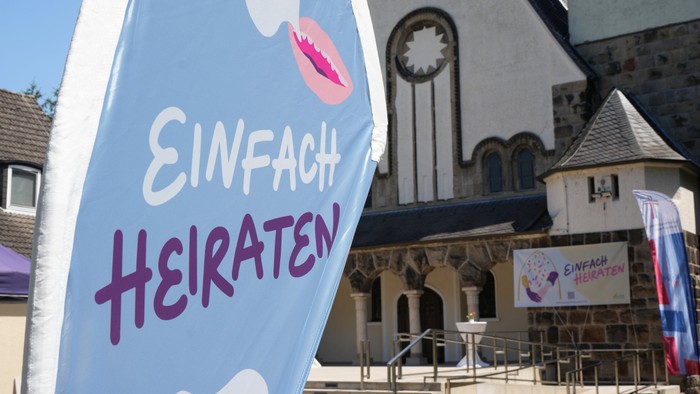 Einfach-Heiraten-Logo vor der Christuskirche