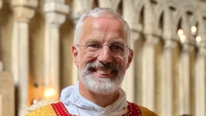 Drei Männer in feierlicher Kleidung bei einer Ordination in Durham Cathedral