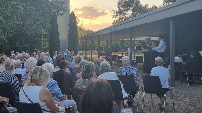Konzert auf dem Hauptfriedhof mit Abendsonne