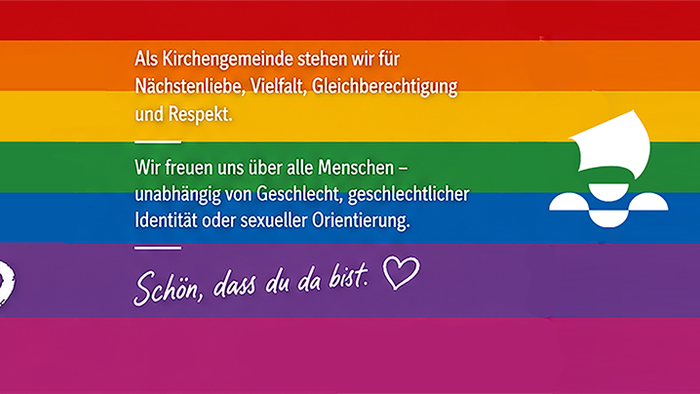 Evangelische Kirche unterstützt LGBTQ+-Akzeptanz mit Regenbogen- und Herzsymbolen.