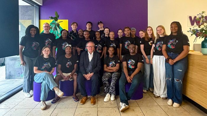Gruppenfoto der Jugendbegegnung Namibia Düsseldorf mit Superintendent Heinrich Fucks in ihrer Mitte, aufgenommen im Foyer im haus der Kirche