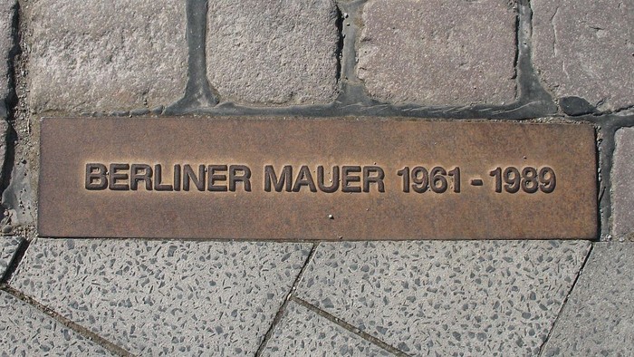 Gedenktafel für Berliner Mauer 1961-1989 in Kopfsteinpflaster eingelassen