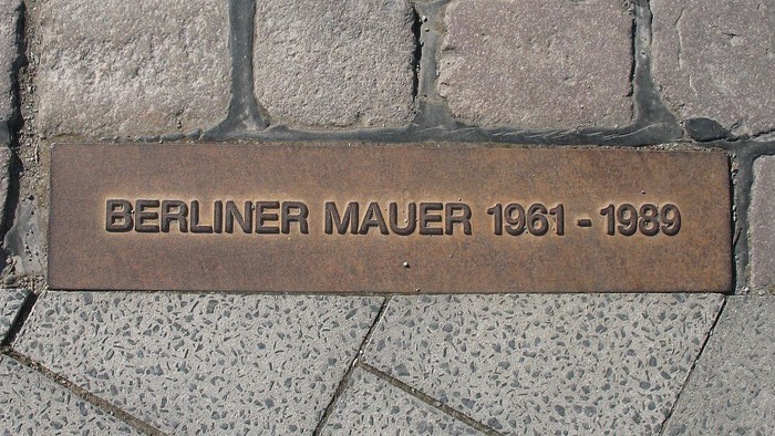 Gedenktafel für Berliner Mauer 1961-1989 in Kopfsteinpflaster eingelassen