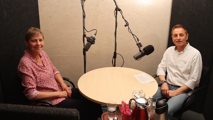 Elke Breitenbach mit Thomas de Vachroi im Aufnahmestudio am Tisch