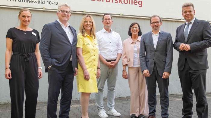 Gruppenbild zum BBW-Jubiläum (v.l.): Pfarrerin Dr. Tabea Esch (Leiterin des Stiftungs-Zentrums für Theologie, Diakonie und Ethik), Dr. Hans-Adolf Burbach (Vorsitzender des Stiftungsrats), Barbara Ackerschott (Leiterin des Bereichs „Berufseinstieg & Teilha