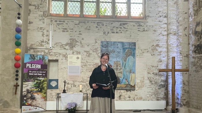 Pilgerpastorin Ellen Nemitz in der Pilgerkapelle in St. Jakobi Stralsund