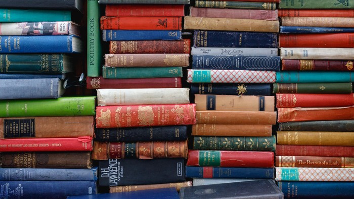 Ein Stapel bunter Bücher in verschiedenen Größen und Farben.