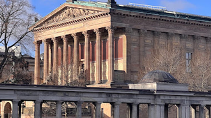 Gebäude der alten Natiaionalgalerie Berlin vor blauem Himmel