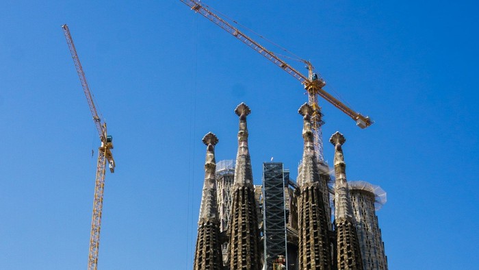 Die Kirche Sagrada Familia in Barcelona, mit Baukränen im Hintergrund