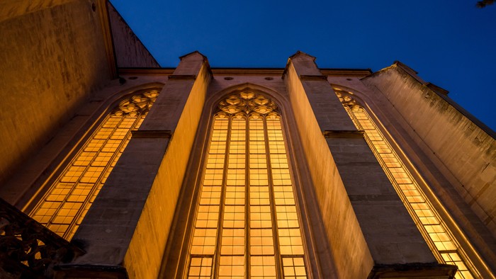 Erleuchtete hohe Kirchenfenster.