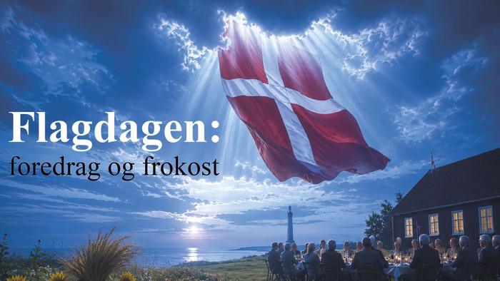 En festlig udendørs sammenkomst under et dansk flag med solnedgang i baggrunden, hvor der fejres Flagdag med taler og morgenmad.
