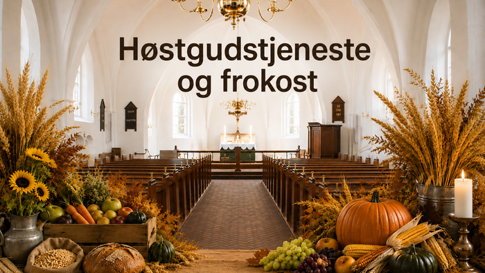 En hyggelig efterårs-høstgudstjeneste i en kirke med sæsonens afgrøder og dekorationer, der inviterer til morgenmad.
