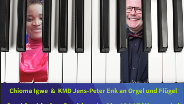 Musikerinnen Chioma Igwe und KMD Jens-Peter Enk spielen an Orgel und Klavier in der Sophienkirche in Wuppertal.