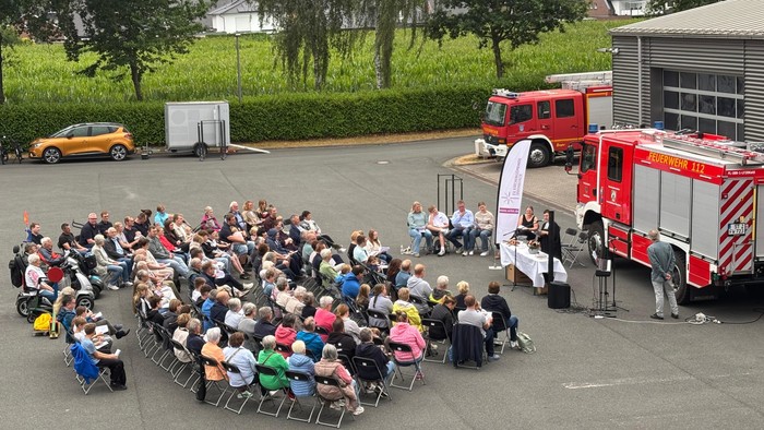 Hier sieht man vom Übungsturm aus der Höhe alle Besucher des Gottesdienstes aus der Vogelperspektive.