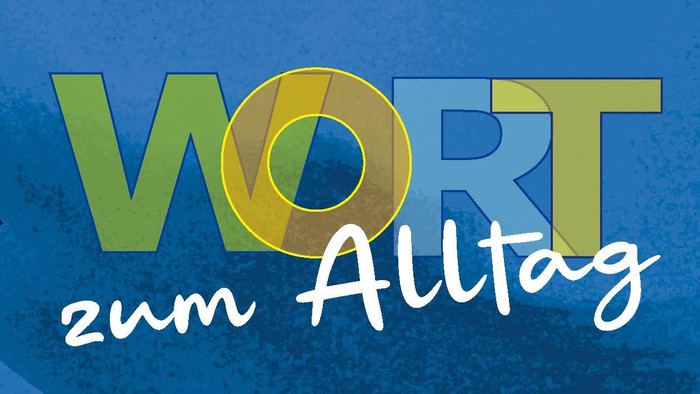 Bunter Text mit der Aufschrift „WORT zum Alltag“ vor einem malerischen blau-grünen Hintergrund.