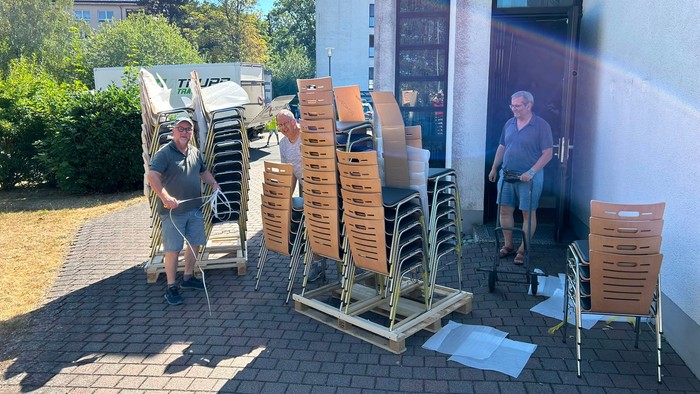 Stühle werden entladen