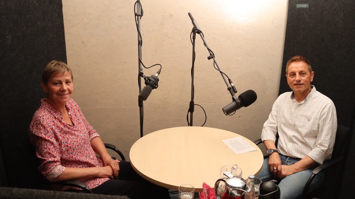 Elke Breitenbach mit Thomas de Vachroi im Aufnahmestudio am Tisch