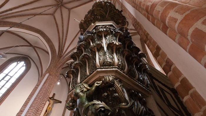 Ein verzierter Säule in einer gotischen Kirche.