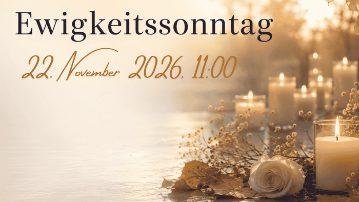 Eine weiße brennende Kerze und eine liegende weiße Rose. Im Hintergrund verschwommene Kerzen und eine Naturszene aus Wasser, Bäumen und Licht.