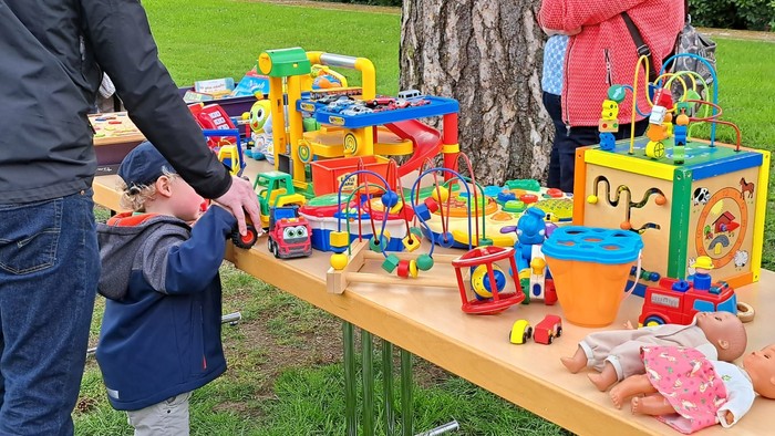 Auf dem Foto sieht man einen Tisch mit Kinderspielzeug.