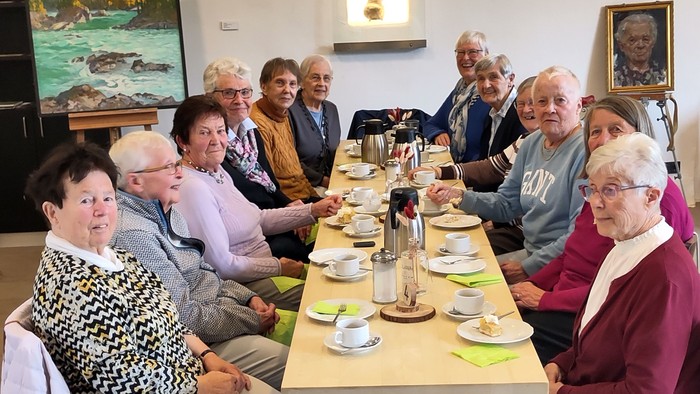 Auf dem Foto sieht man die Damen vom Frauenabendkreis beim gemütlichen Kaffeetrinken.