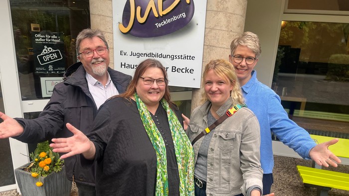 Auf dem Foto sieht man die vier Teilnehmenden an der Schulung vor der Jugendbildungsstätte.
