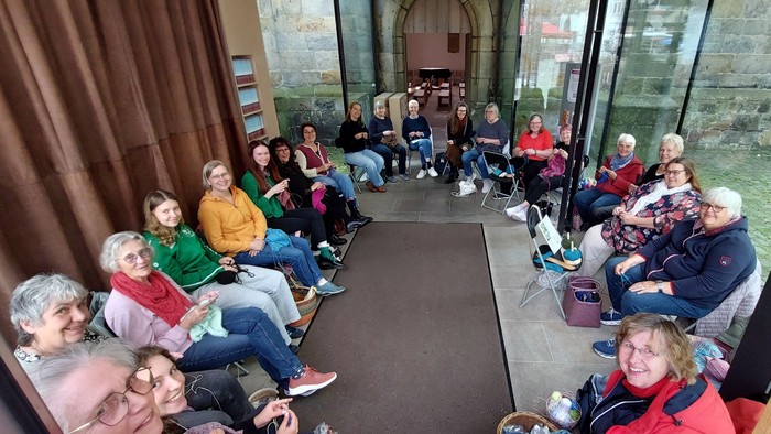 Das Foto zeigt einen großen Stuhlkreis mit vielen Frauen im Glasanbau der Christuskirche.