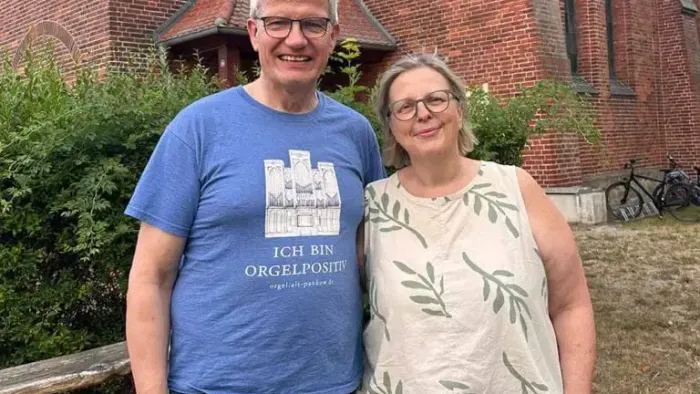 Manuel und Anne Gera vor der Dorfkirche Woltersdorf