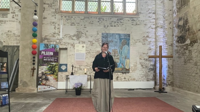 Pilgerpastorin Ellen Nemitz in der Pilgerkapelle in St. Jakobi Stralsund