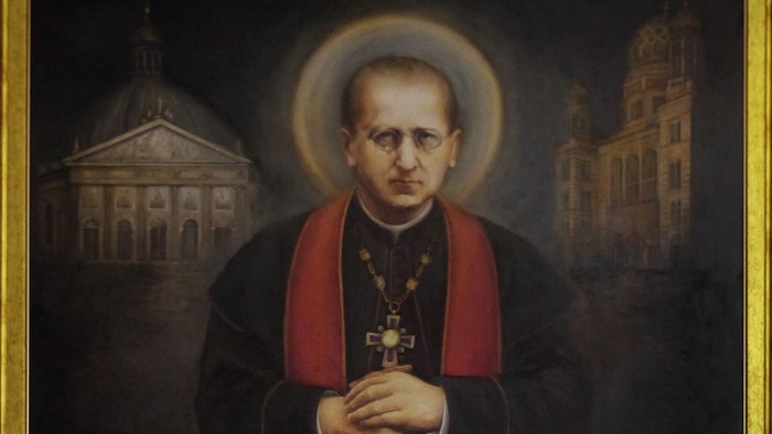Porträt eines gewandeten Geistlichen mit religiösen Symbolen, Lamm und Stadtansicht im Hintergrund.