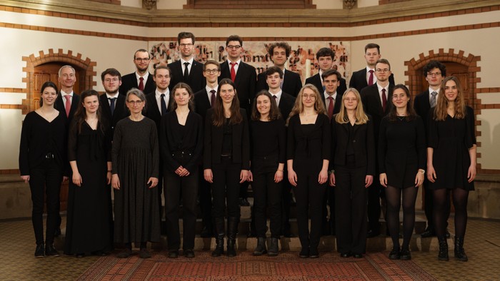 Der Chor der Hochschule für Kirchenmusik steht vor einem Altar in Konzertaufstellung
