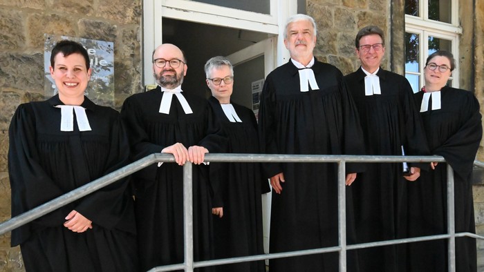 Auf dem Foto sieht man von links Pfarrerin Lena Stubben, Pfarrer Ingo Göldner, Pfarrerin Andrea Klausmann, Pfarrer Friedrich Altekrüger, Superintendent Pfarrer Anrdé Ost, Pfarrerin Gesine Schauerte.
