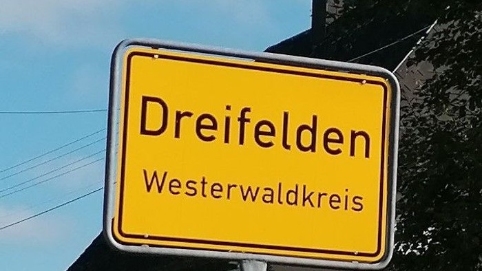 Das Schild zeigt den Ort Dreifelden im Westerwaldkreis an.