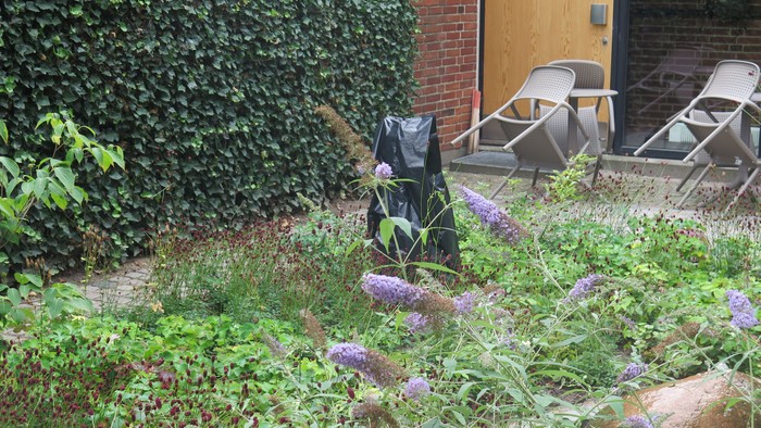 En kommende skulptur i aytriumgården pakket nd i sort plast