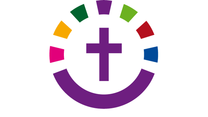 Bunte Regenbogen-Kreuzform mit einem violetten Smiley-Bogen und segmentiertem Kreis-Hintergrund auf Schwarz.