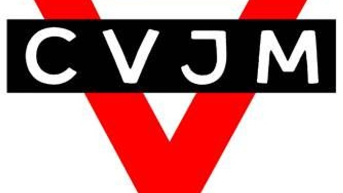 Rotes dreieckiges Emblem mit fetten schwarzen Buchstaben „CVJM“ in einem horizontalen Balken.