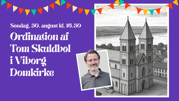 Grafik med lilla baggrund og farverige vimpler. Teksten annoncerer: “Ordination af Tom Skuldbøl i Viborg Domkirke” søndag 30. august kl. 16.30. Til højre ses en illustration af Viborg Domkirke og et portrætfoto af Tom Skuldbøl.