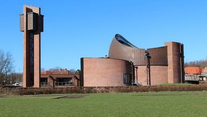 Blå himmel. Søndermarkskirken og grøn græsplæne