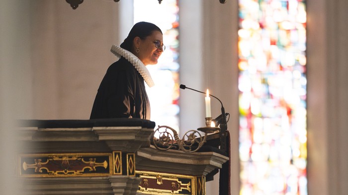 Mann predigt an Kanzel in Kirche