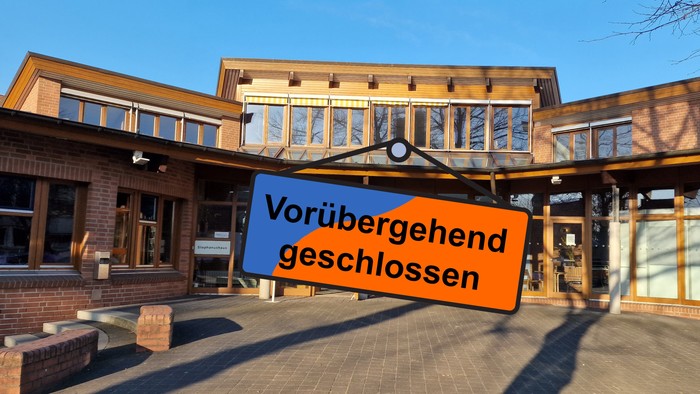 Vorübergehend geschlossen: Modernes Gebäude mit großen Fenstern und einem Schild vor dem Eingang.