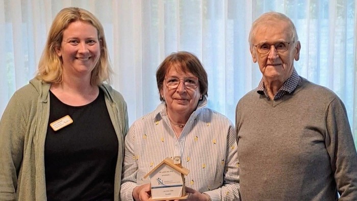 Auf dem Foto sieht man die Übergabe des Spendenhäuschen.