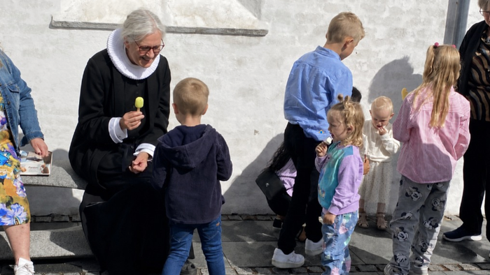 Alle får en is udenfor kirken