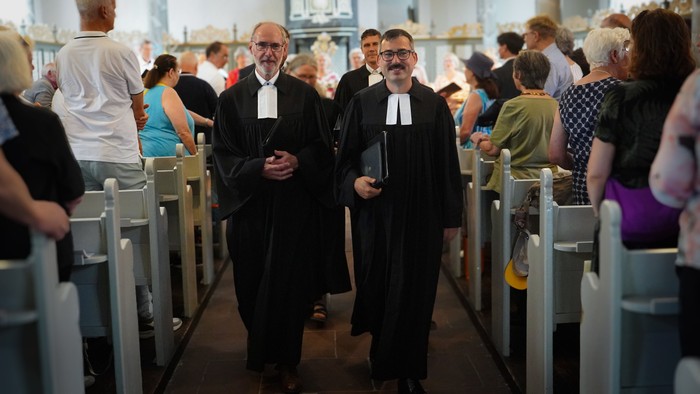 Seite an Seite ins neue Amt: Propst Stephan Arras und der frisch eingeführte stellvertretende Dekan Ansgar Leber ziehen durch die voll besetzte Christuskirche aus.
