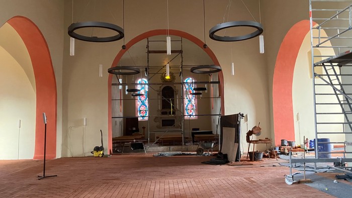 Innenraum der Marienkirche Bad Belzig. Es ist noch ein Baugerüst zu sehen.