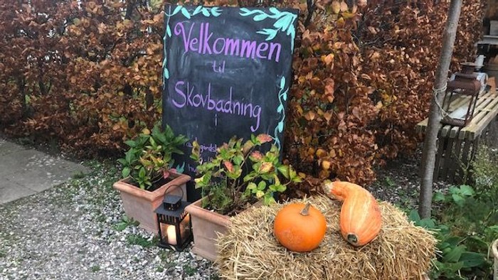 En hestestald med pumpker og en skilt med 