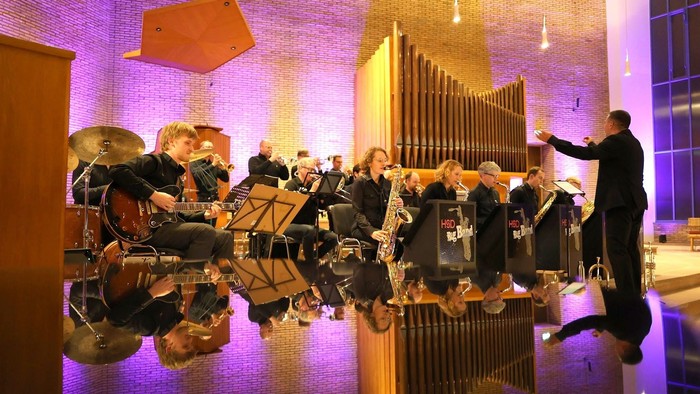 Das Foto zeigt die Big Band mit der Hammond-Orgel