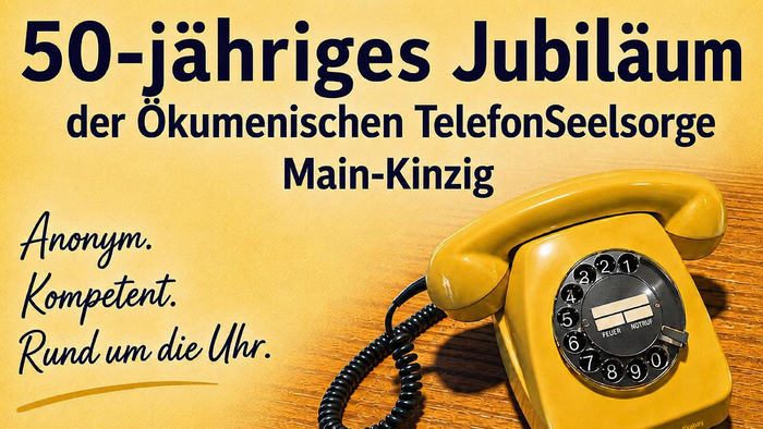 Ein gelbes Wählscheibentelefon steht vor warmgelbem Hintergrund neben dem Schriftzug „50-jähriges Jubiläum der Ökumenischen TelefonSeelsorge Main-Kinzig“ und den Worten „Anonym. Kompetent. Rund um die Uhr.“
