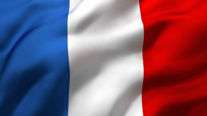 Die französische Nationalflagge mit senkrechten blauen, weißen und roten Streifen.